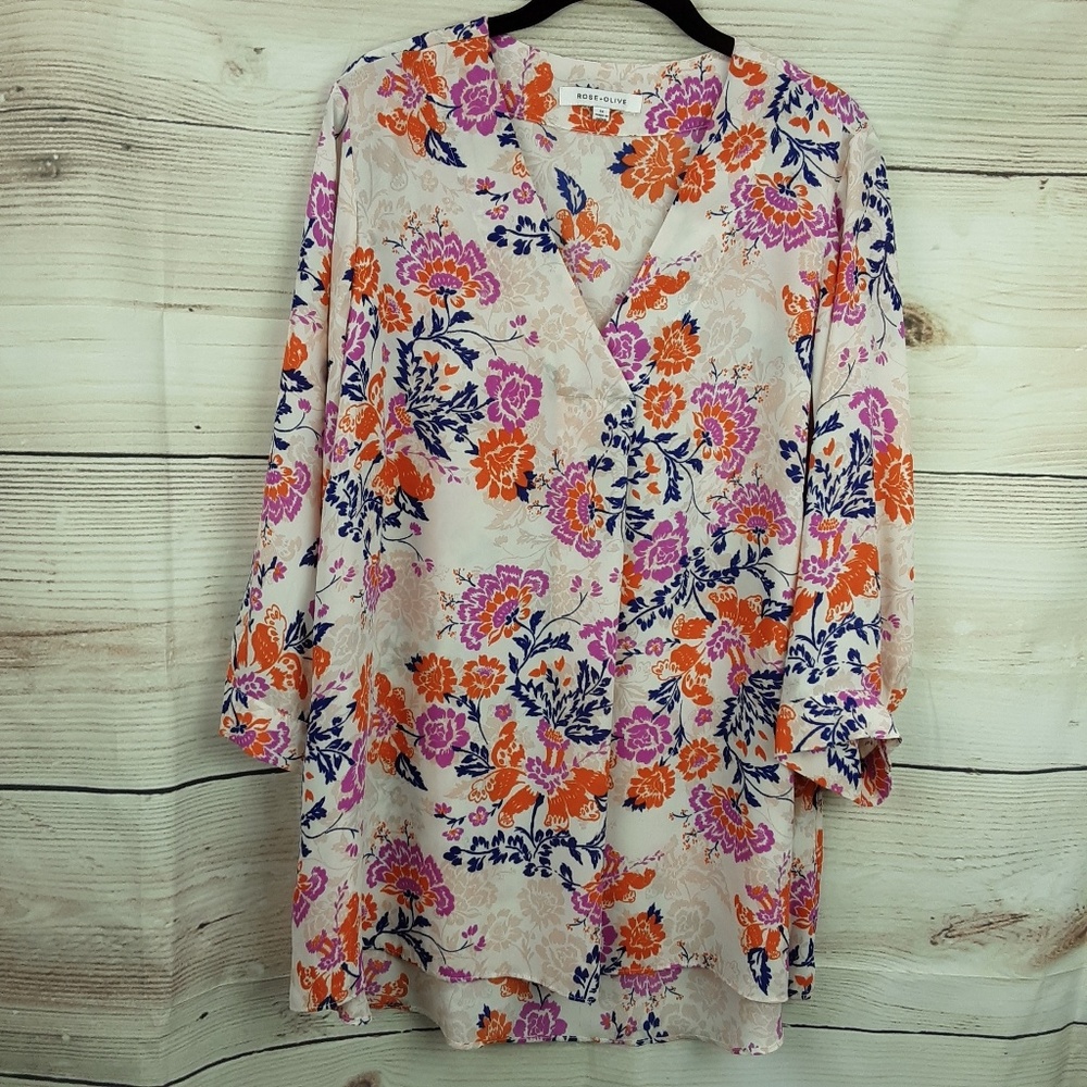 Rose & Olive Women's Plus Floral V-neck tunic 1X